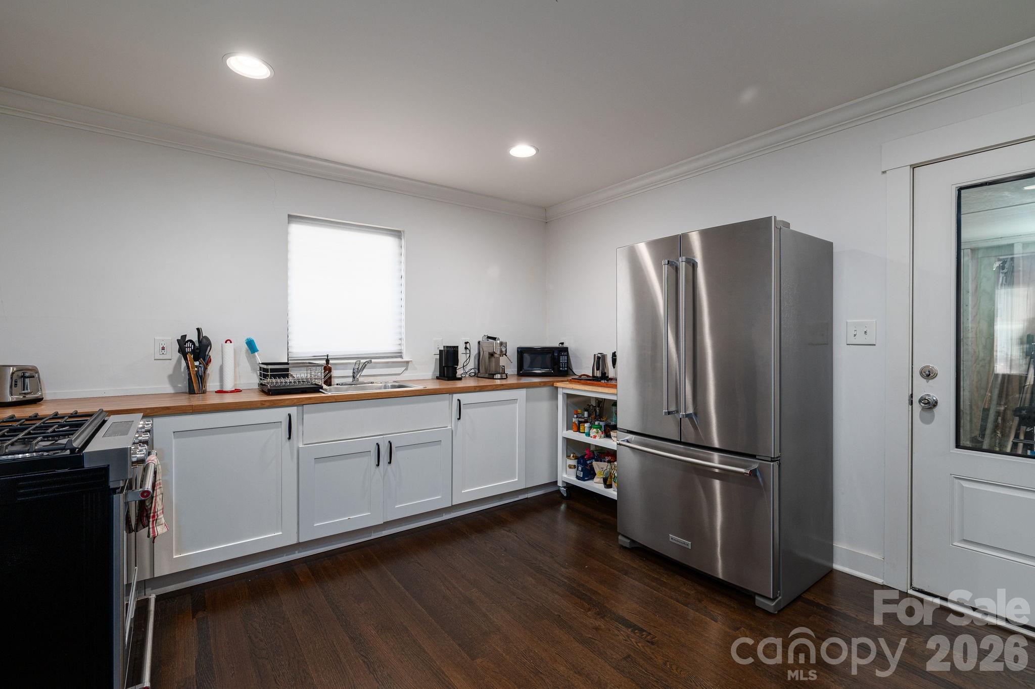 1642 Hawthorne Lane — Charlotte