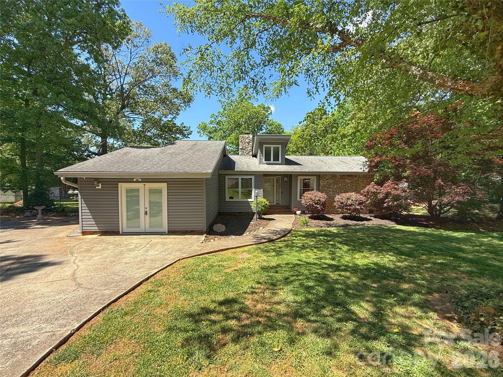 3005 Irish Street — Newton