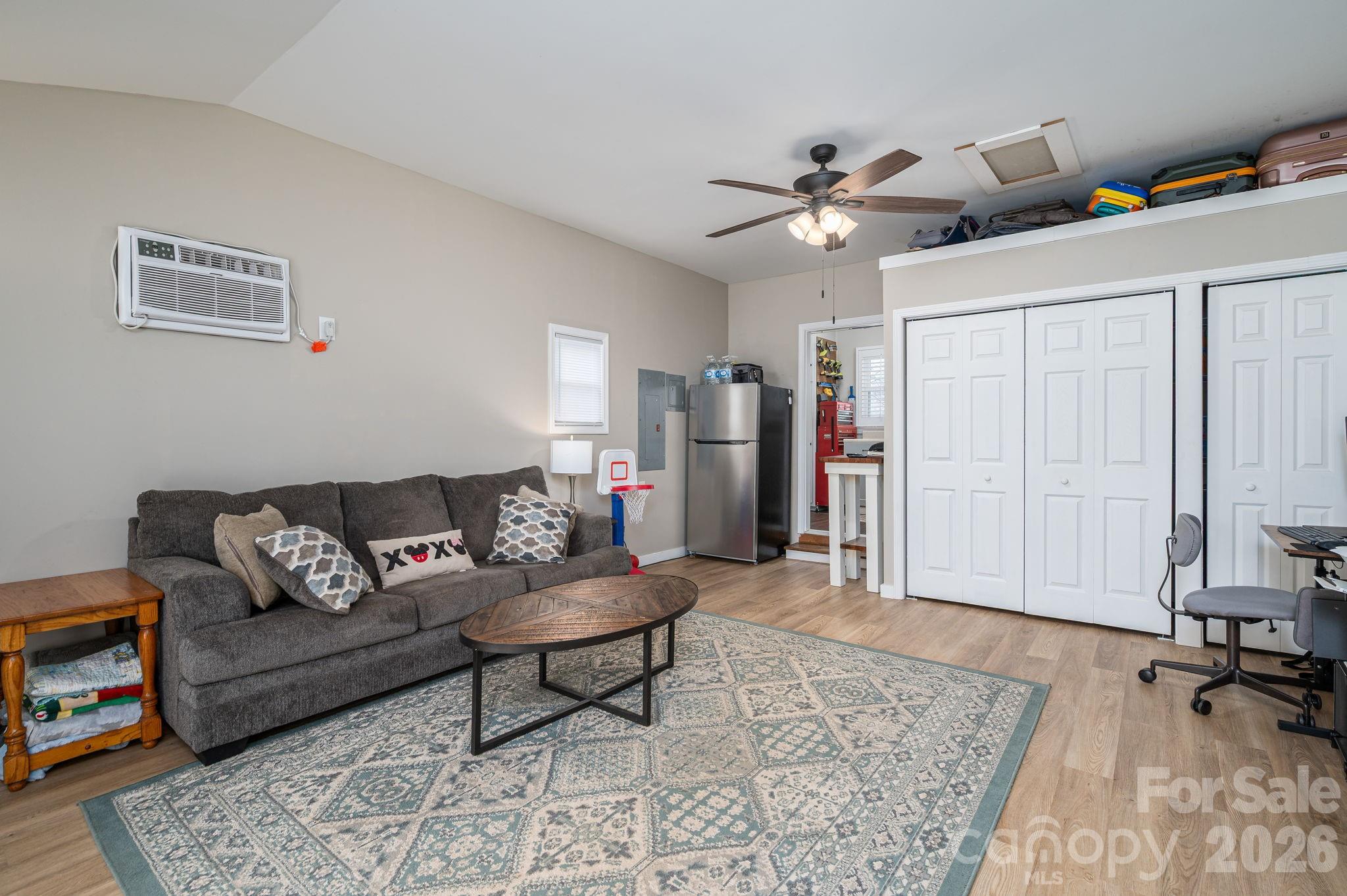 3005 Irish Street — Newton