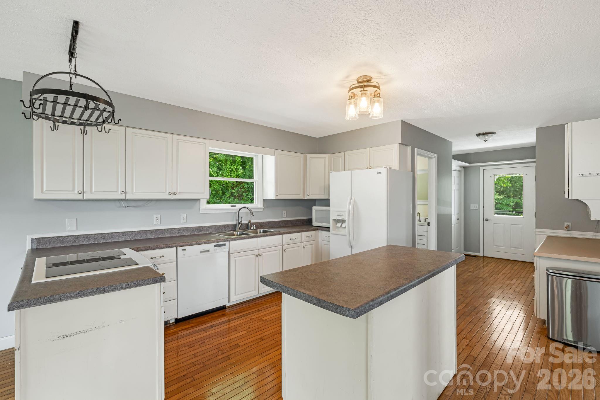 95 Friendship Road — Burnsville