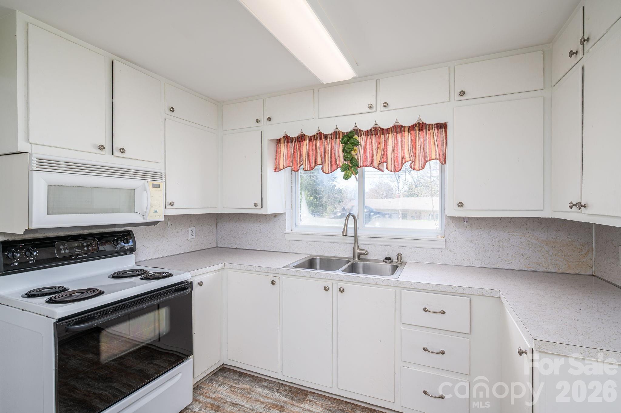 1606 Davis Park Road — Gastonia