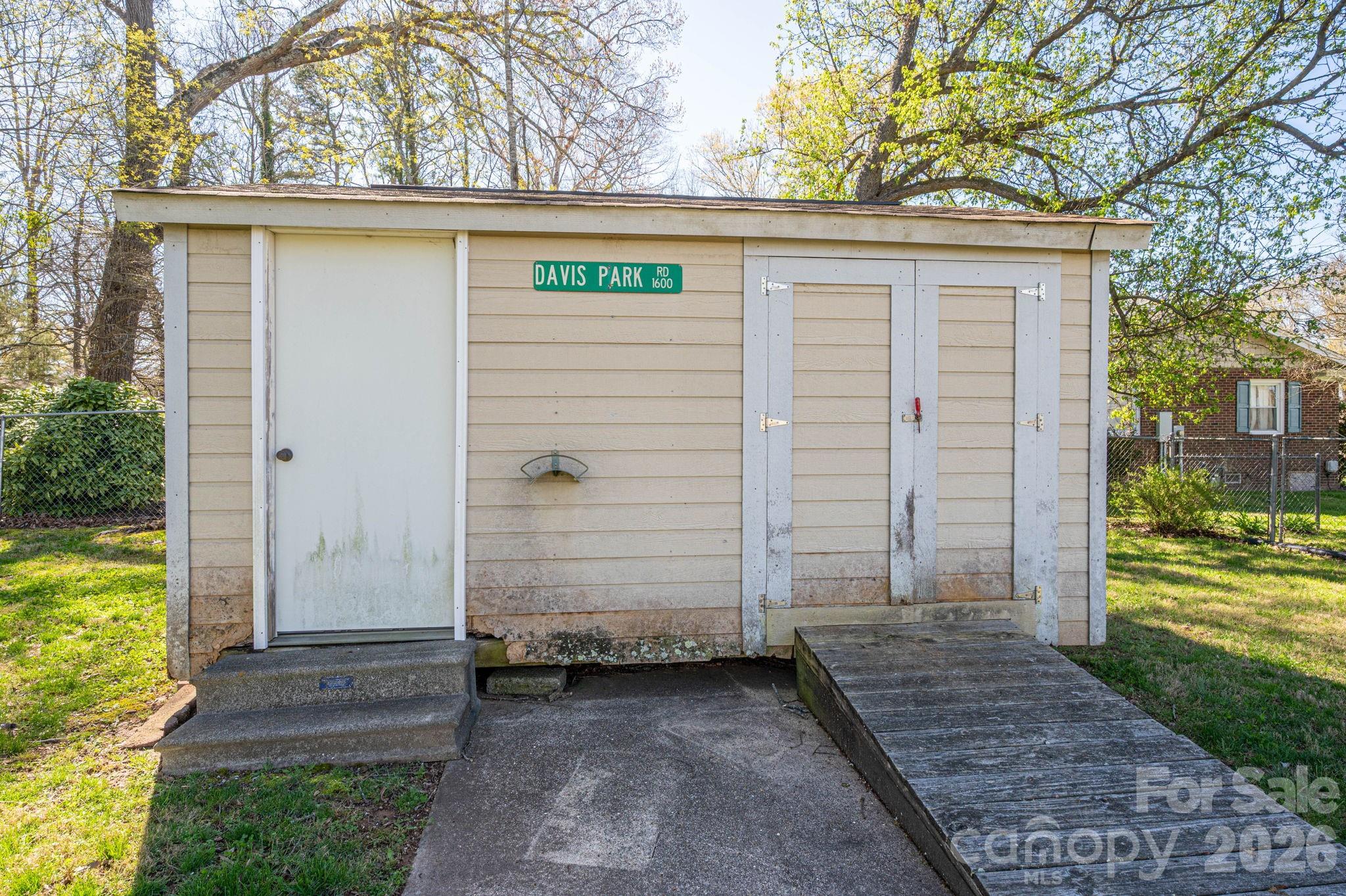 1606 Davis Park Road — Gastonia