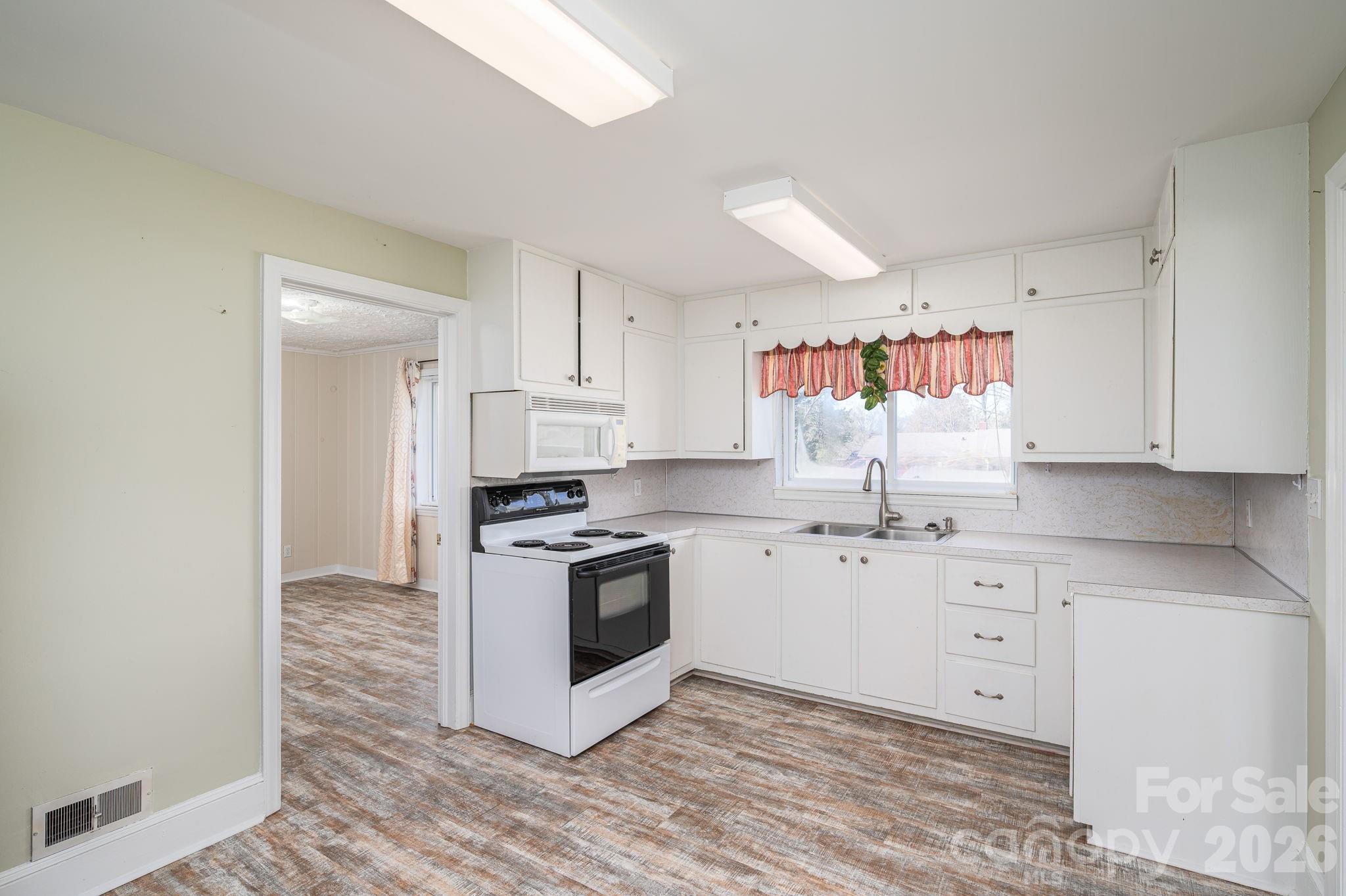 1606 Davis Park Road — Gastonia
