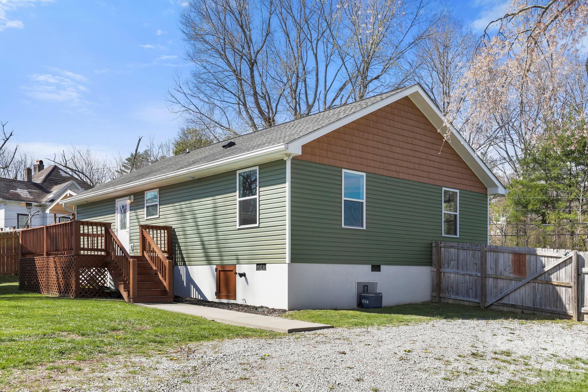 1844 Willow Road — Hendersonville