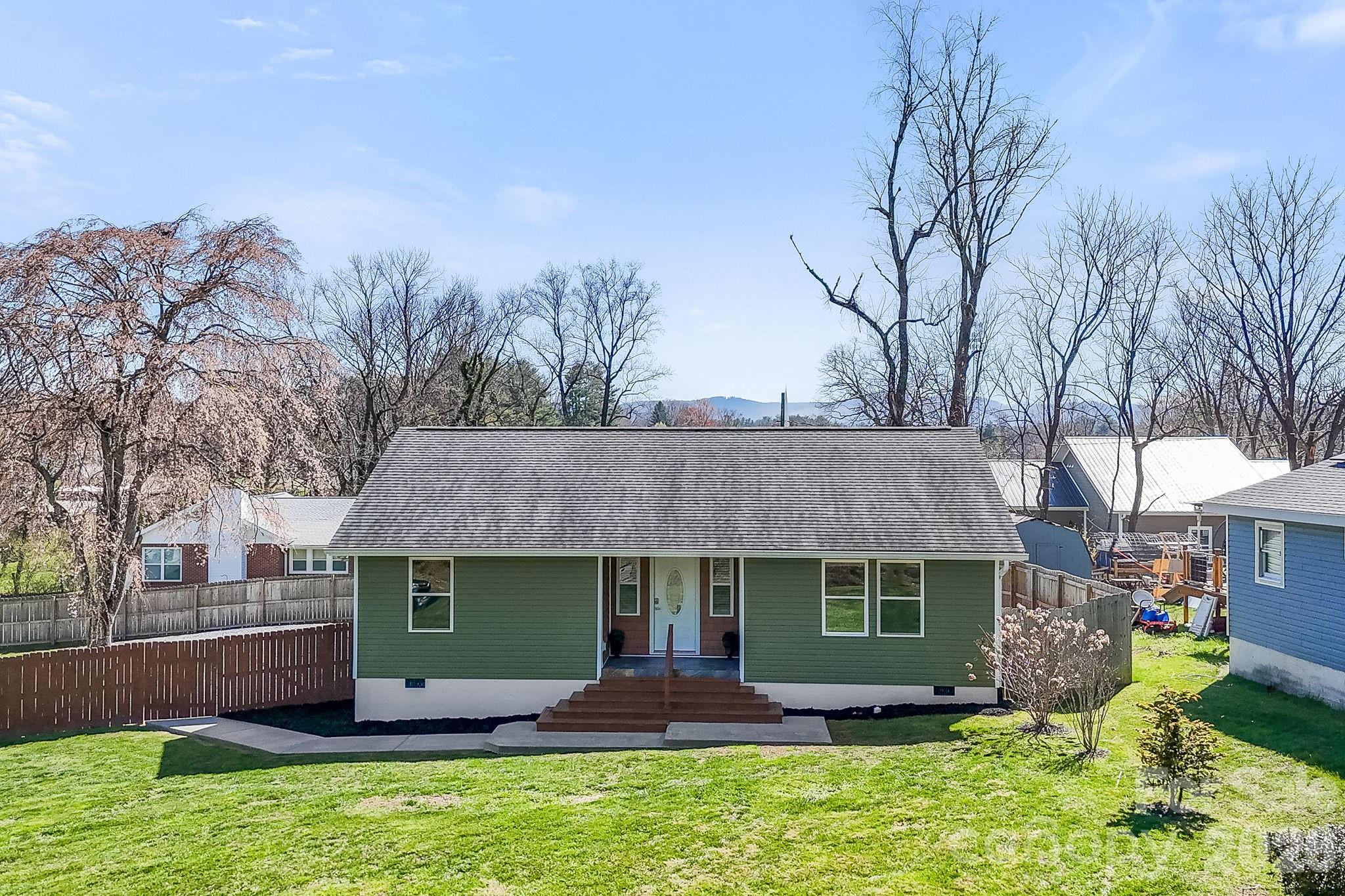 1844 Willow Road — Hendersonville