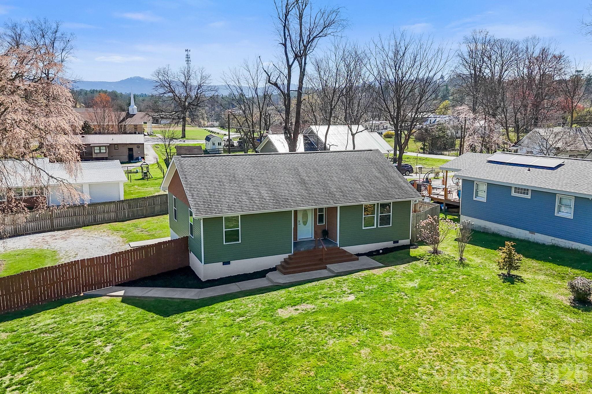 1844 Willow Road — Hendersonville