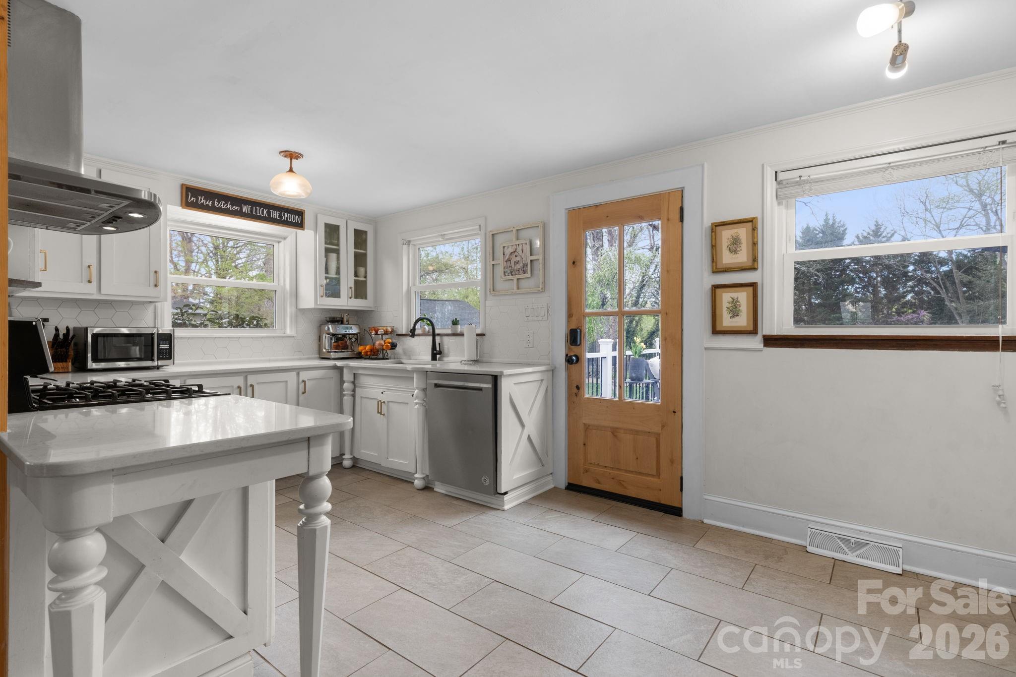 95 18th Avenue NW — Hickory