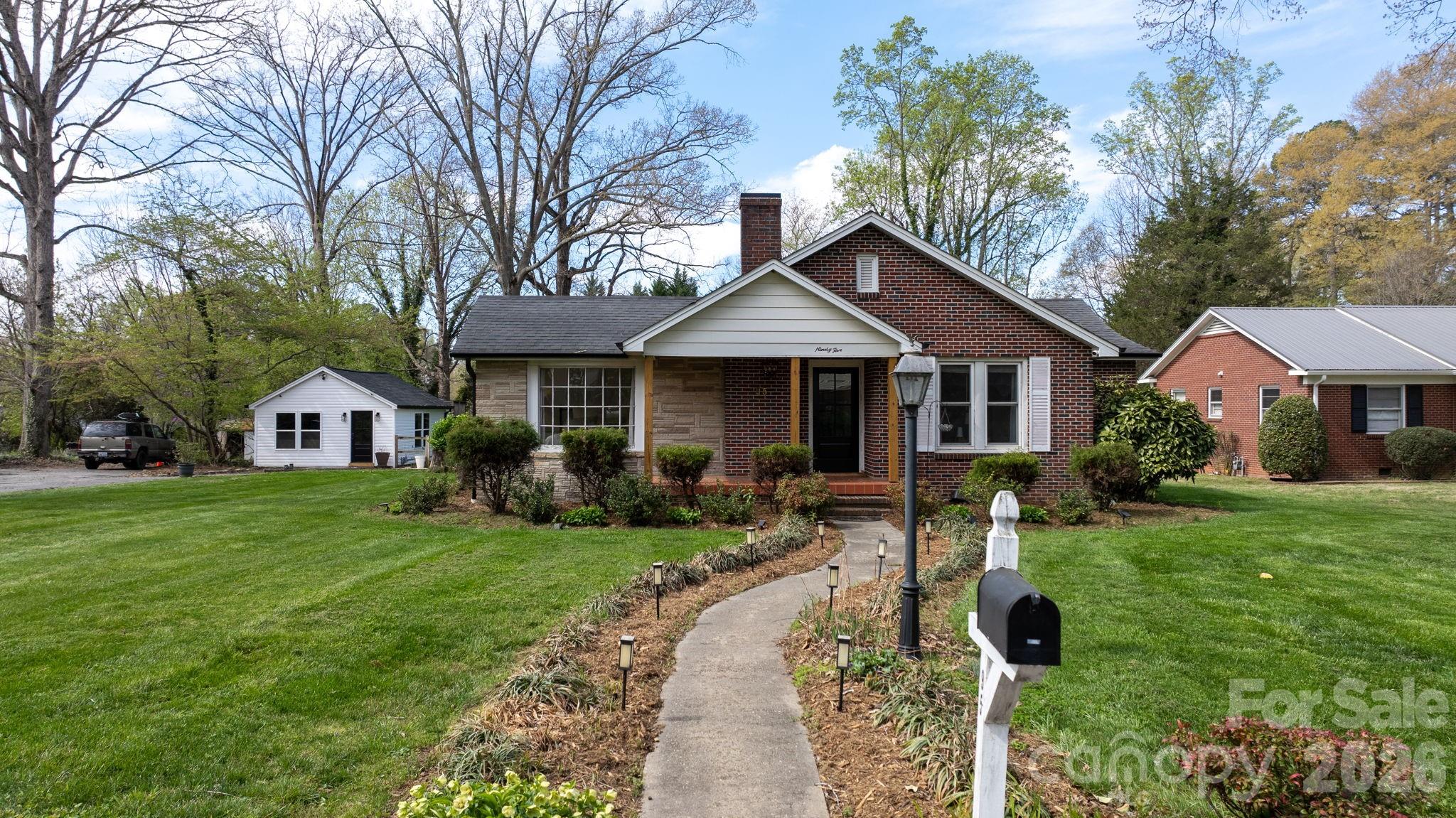 95 18th Avenue NW — Hickory