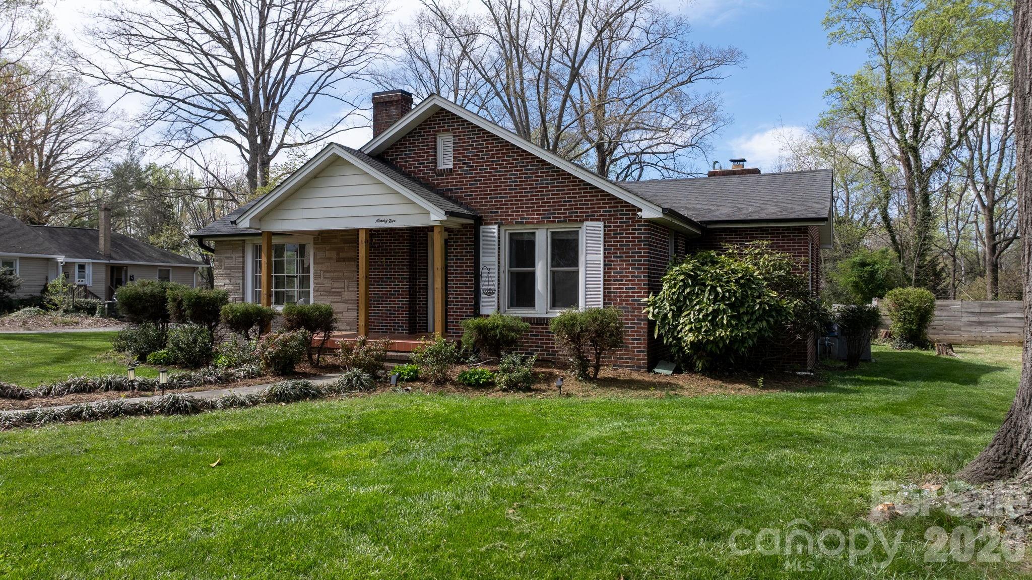 95 18th Avenue NW — Hickory