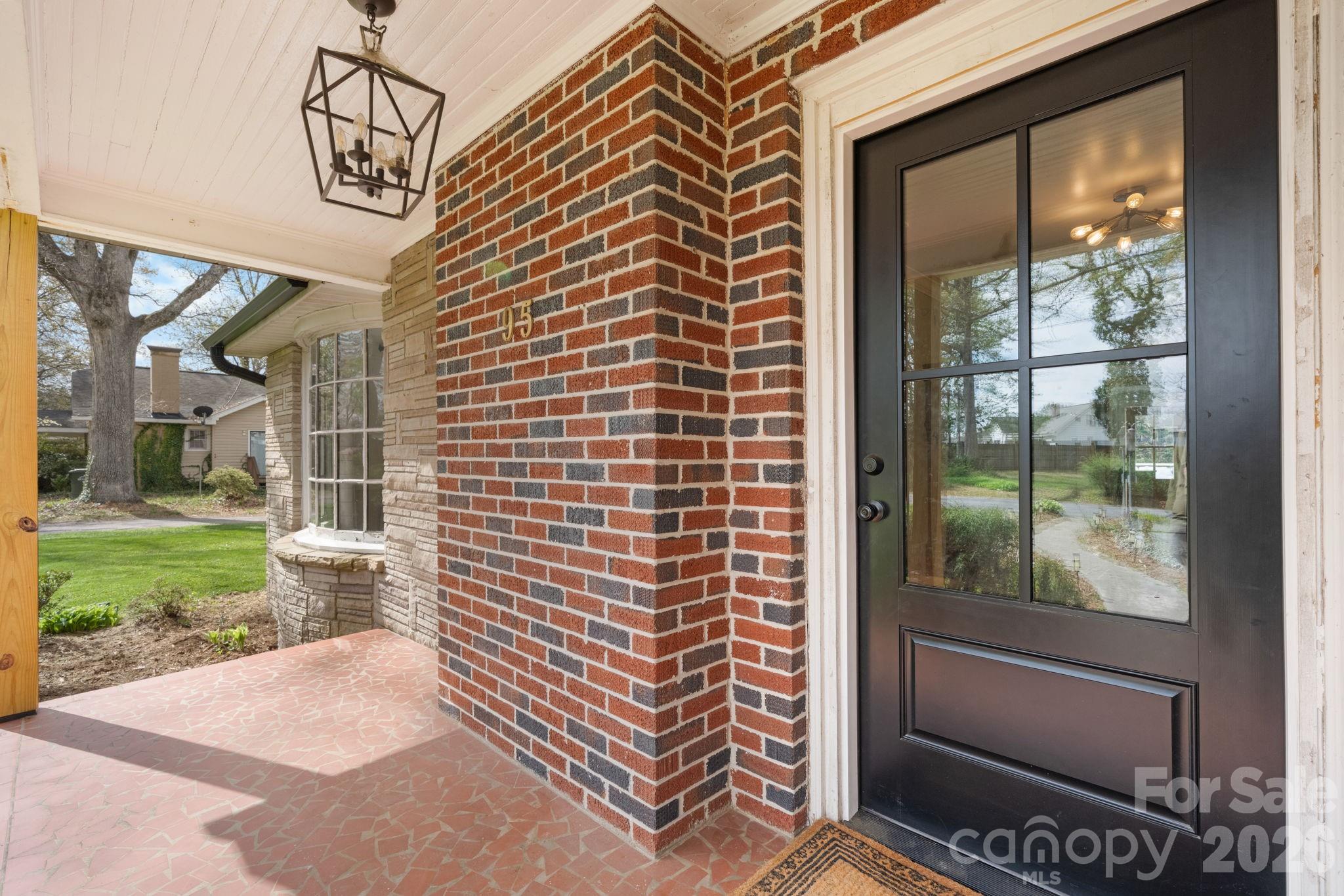 95 18th Avenue NW — Hickory