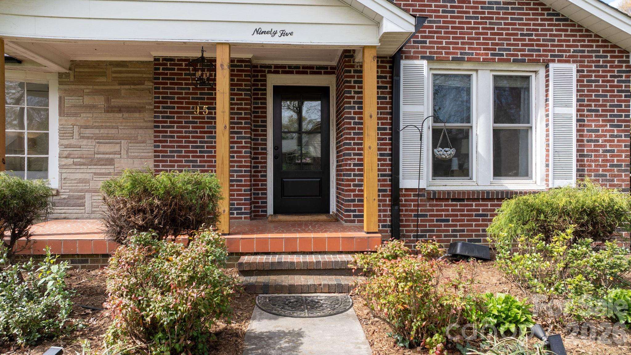 95 18th Avenue NW — Hickory