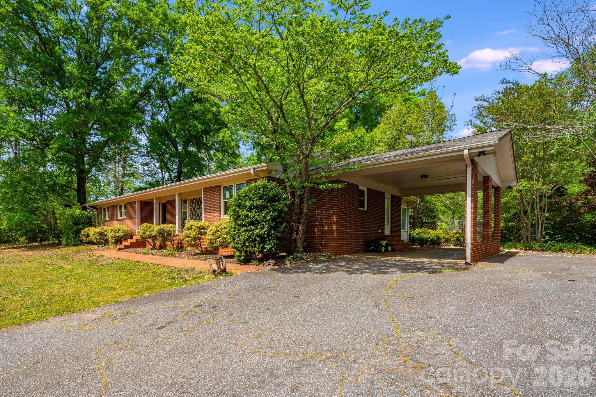 1737 Whitesides Road — Forest City