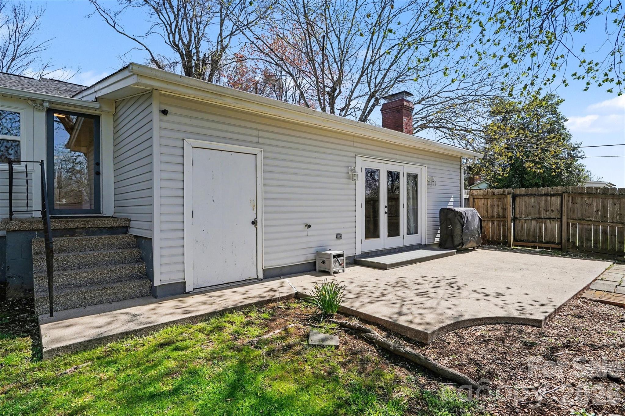 2407 4th Street NE — Hickory
