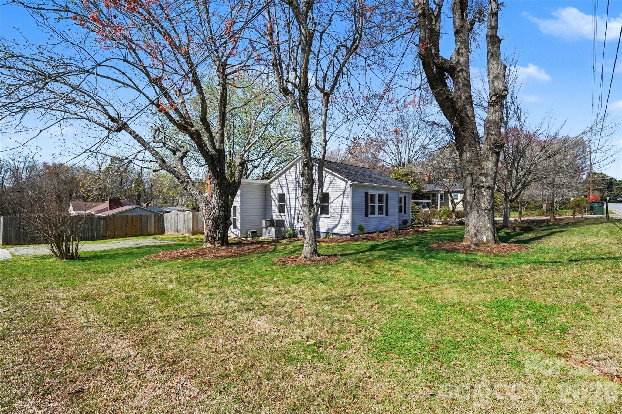 2407 4th Street NE — Hickory