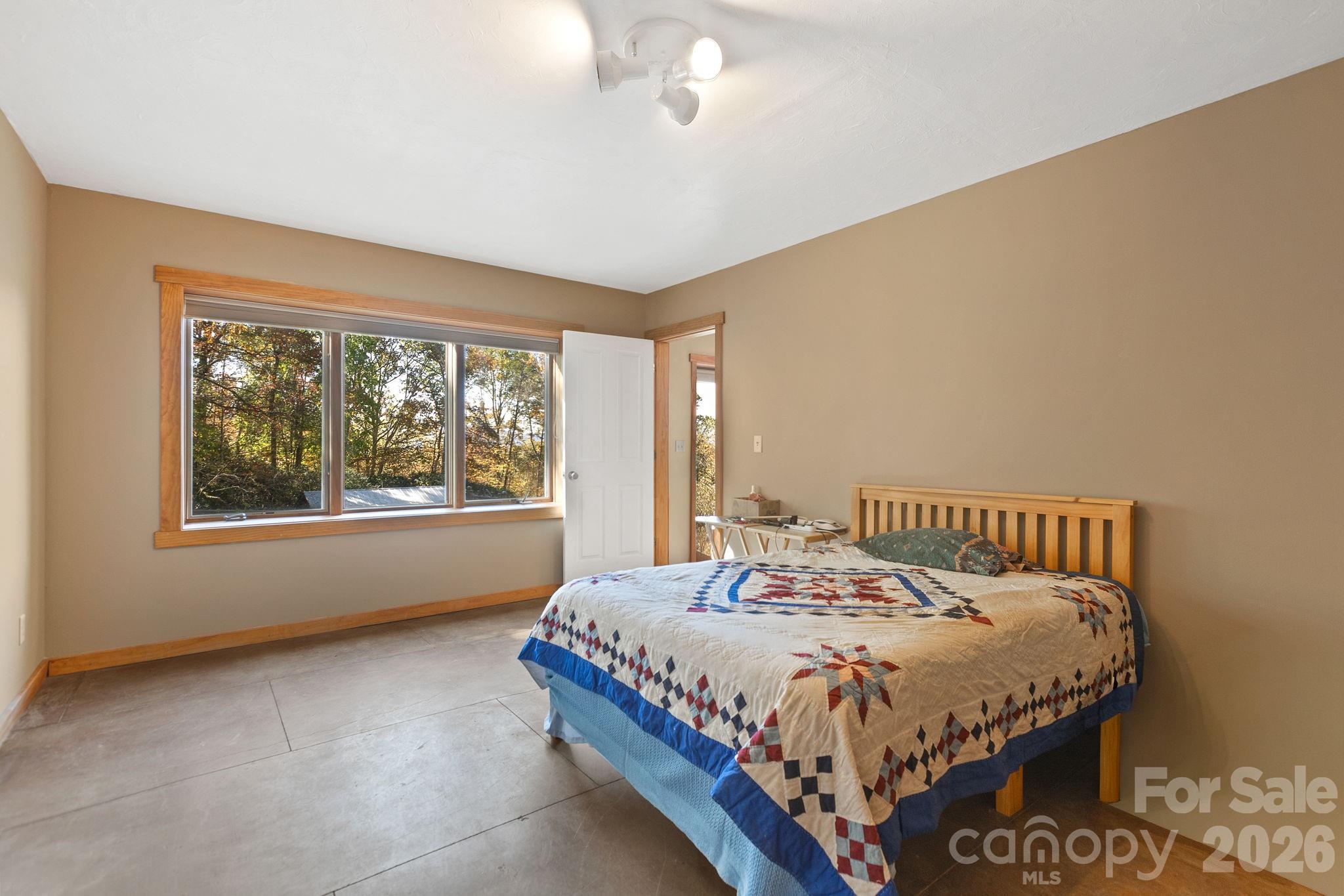 97 Old Cove Road — Black Mountain