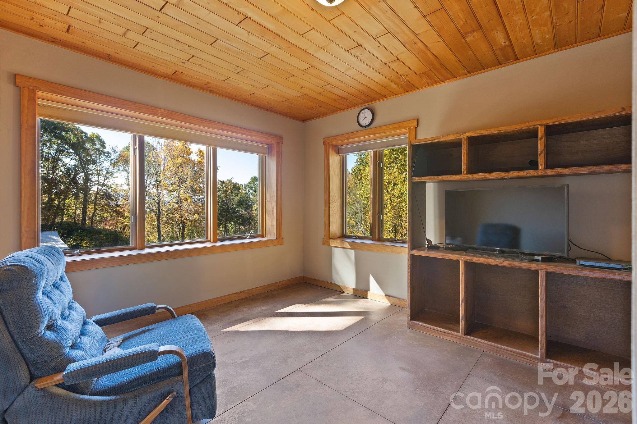 97 Old Cove Road — Black Mountain