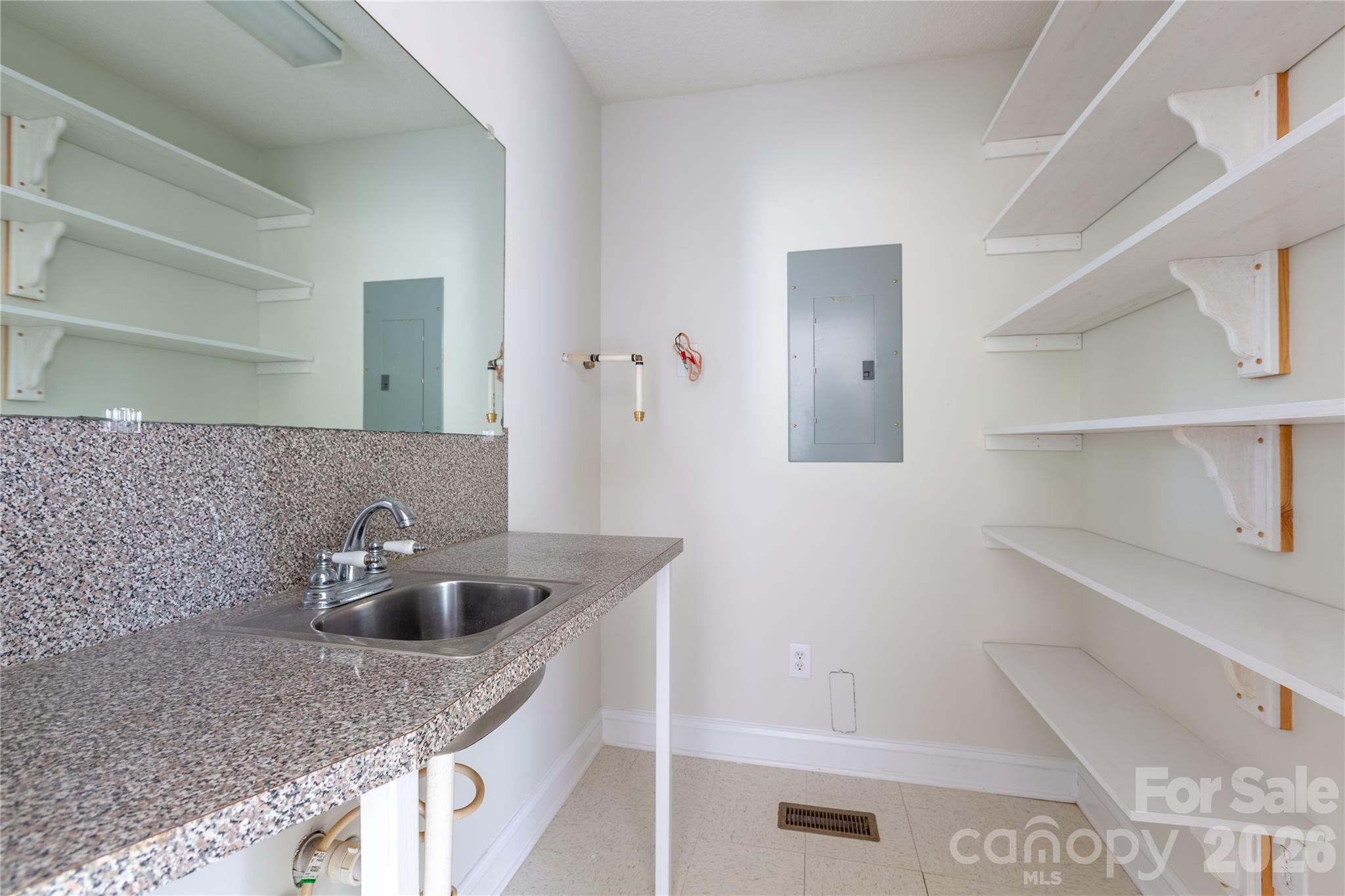 1224 Loop Road — Hookerton
