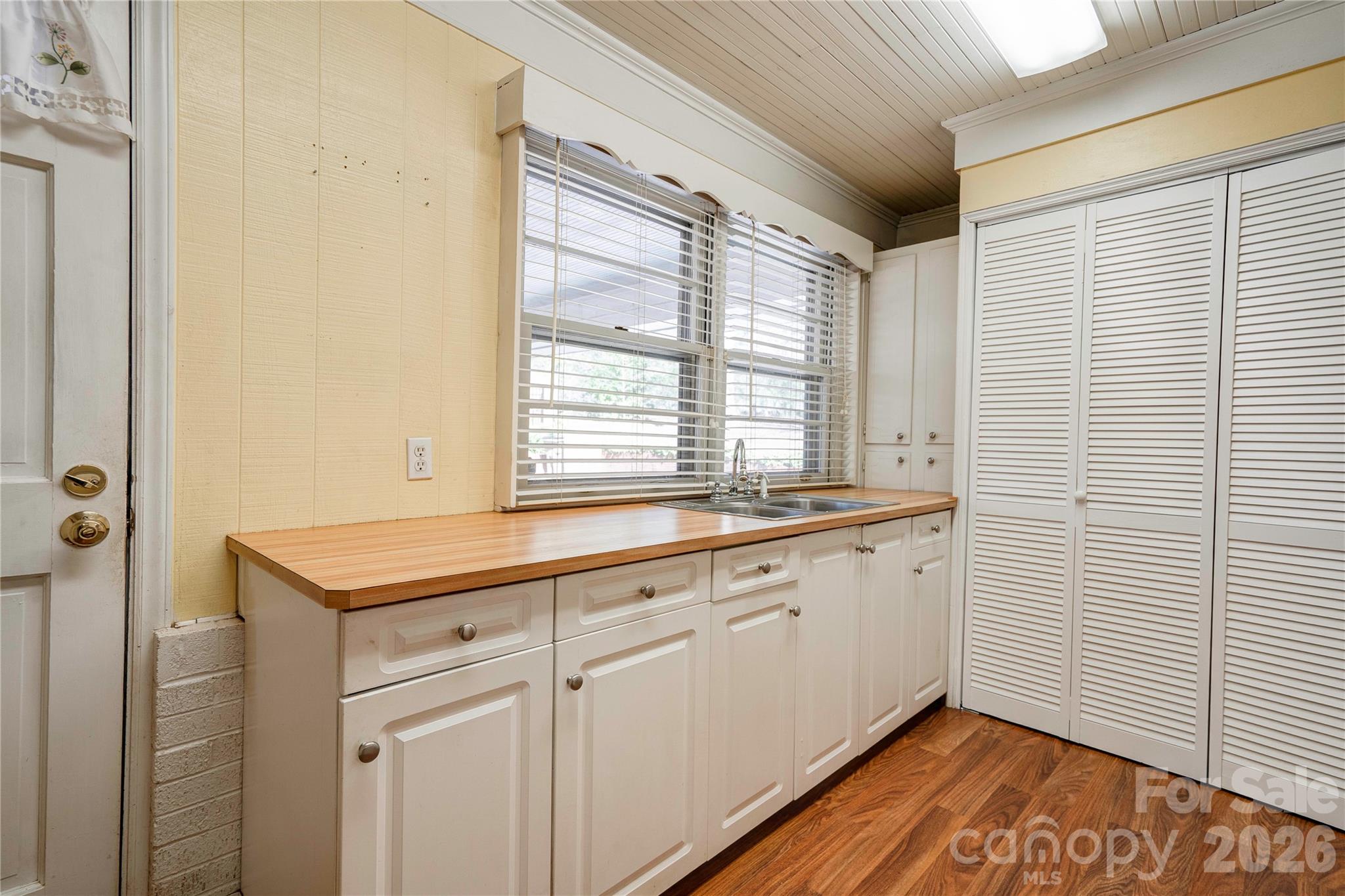 1000 W Sumter Street — Shelby