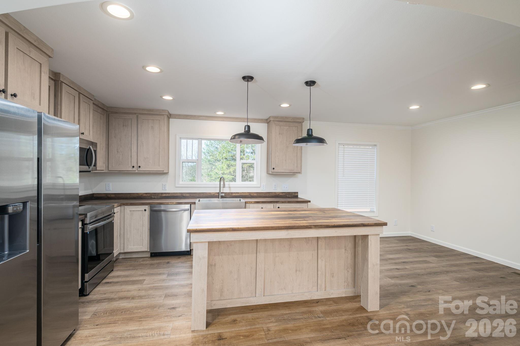 808 W Eagleview Lane — Lawndale