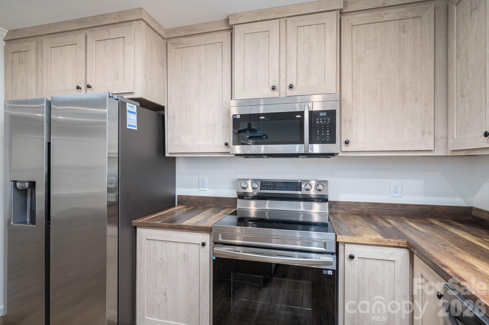808 W Eagleview Lane — Lawndale
