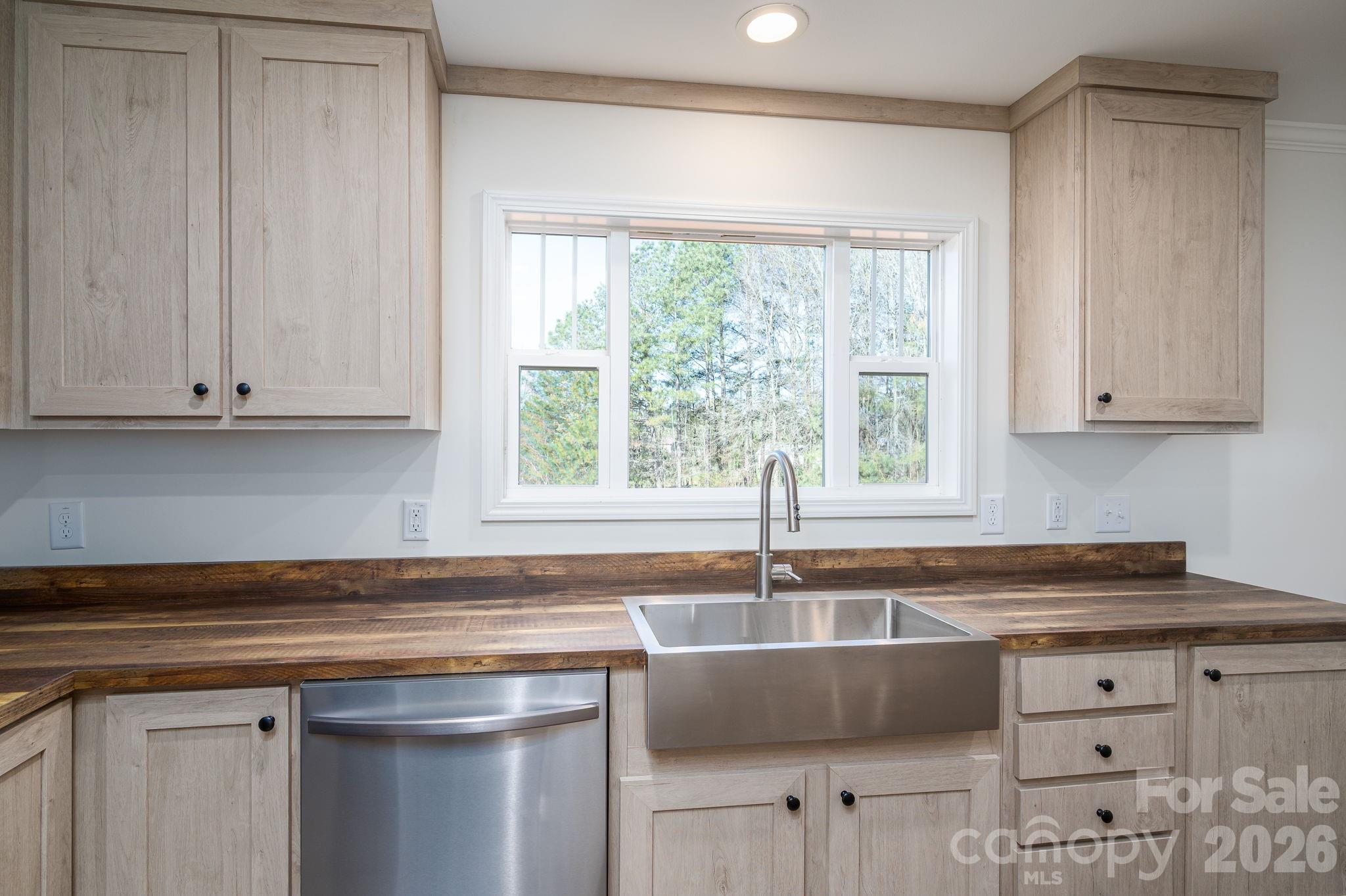 808 W Eagleview Lane — Lawndale
