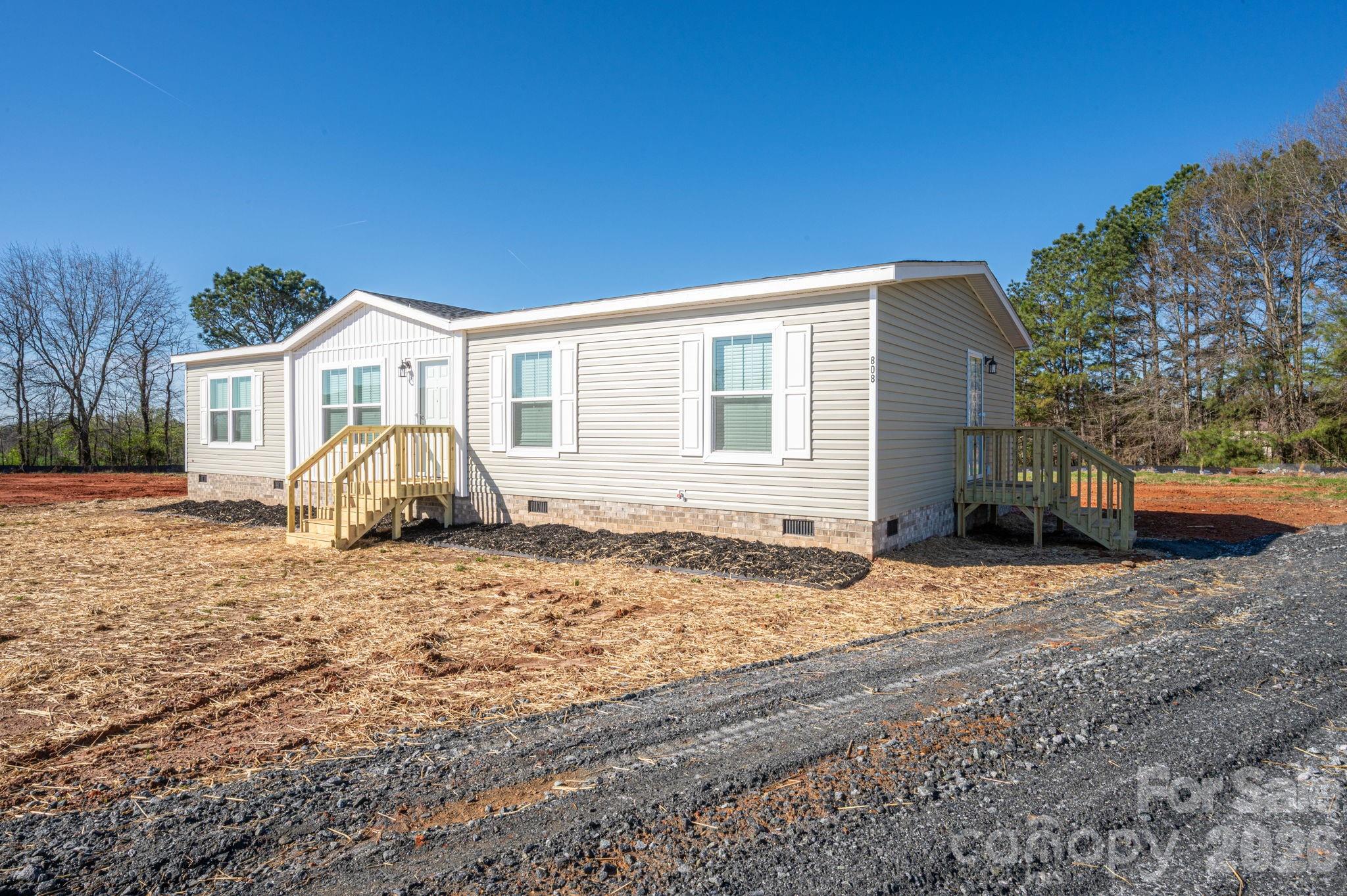 808 W Eagleview Lane — Lawndale