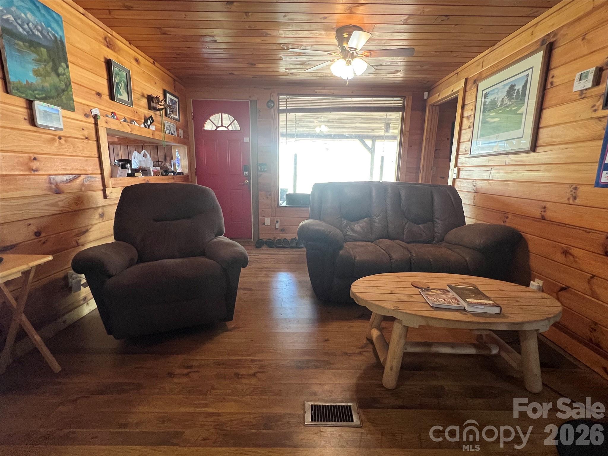 365 Hillbilly Lane — Mill Spring