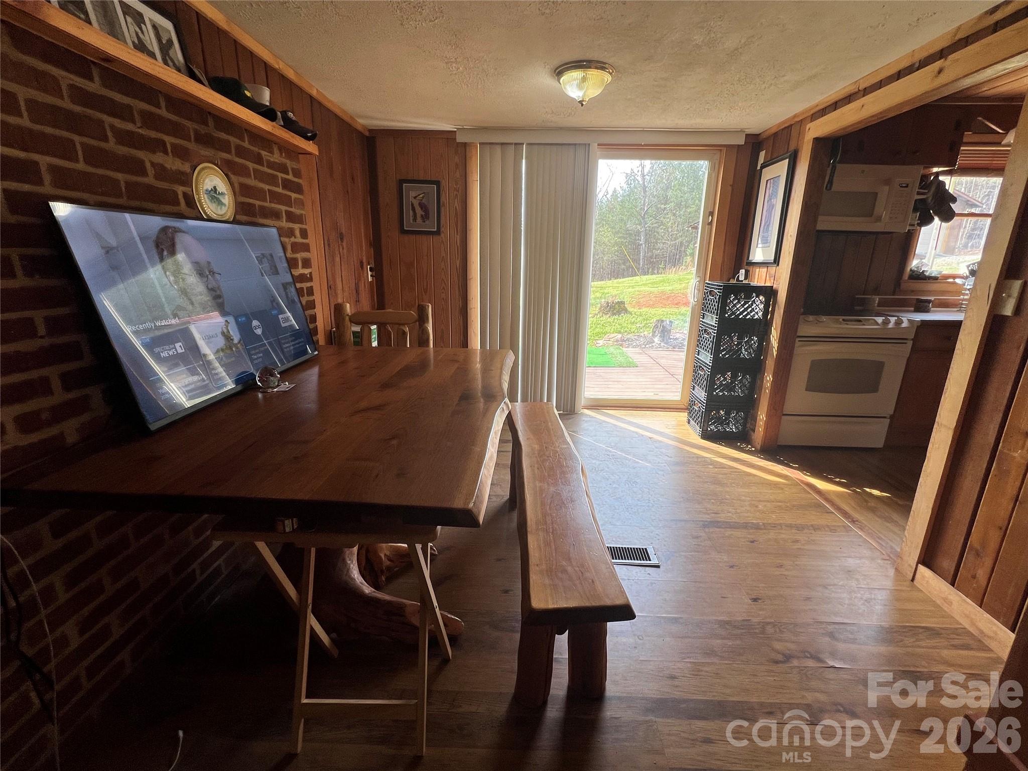 365 Hillbilly Lane — Mill Spring