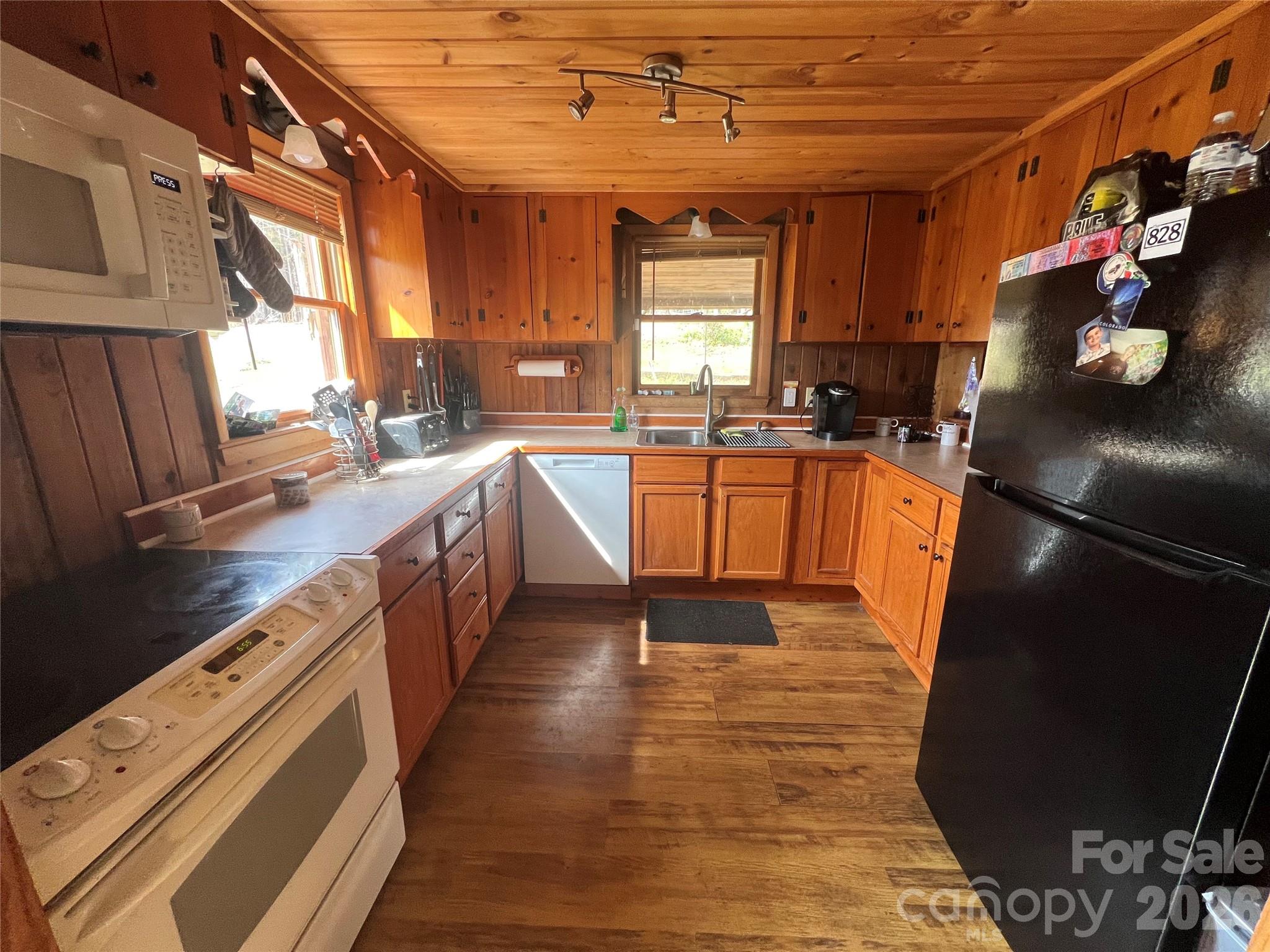365 Hillbilly Lane — Mill Spring