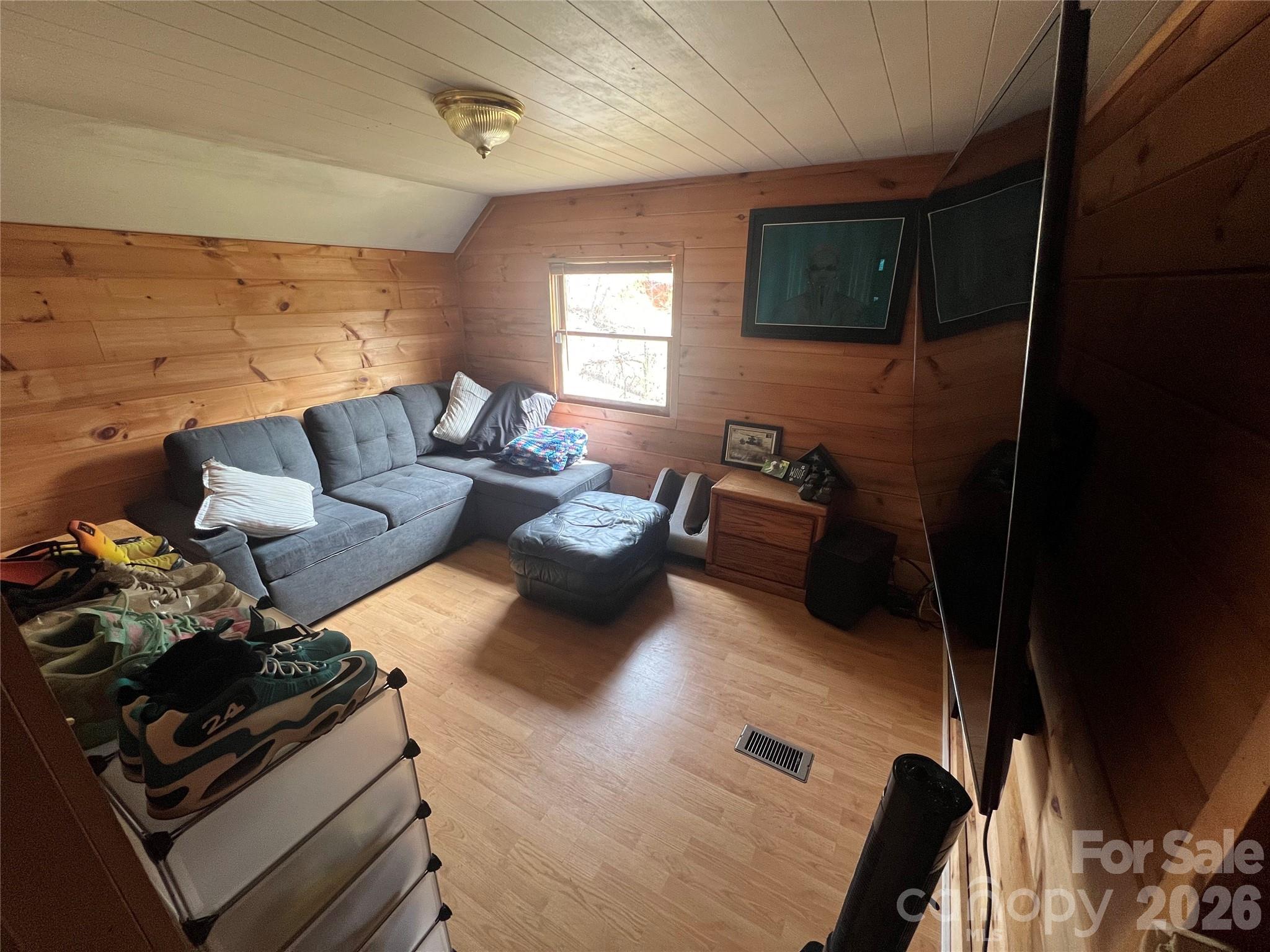 365 Hillbilly Lane — Mill Spring