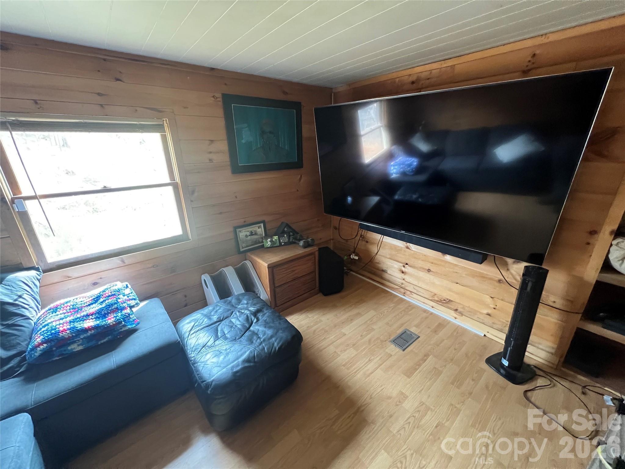 365 Hillbilly Lane — Mill Spring