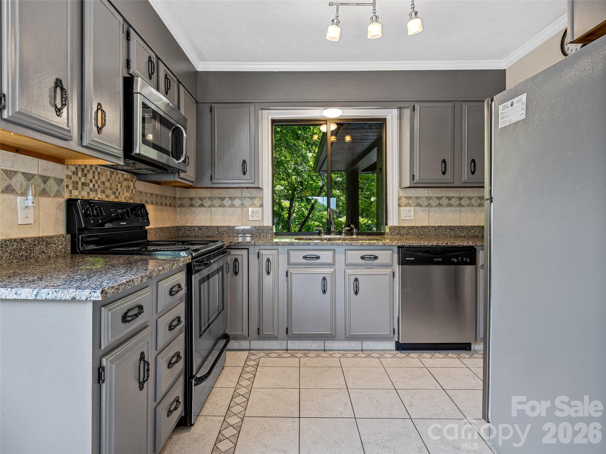 128 Country Ridge Road — Hendersonville
