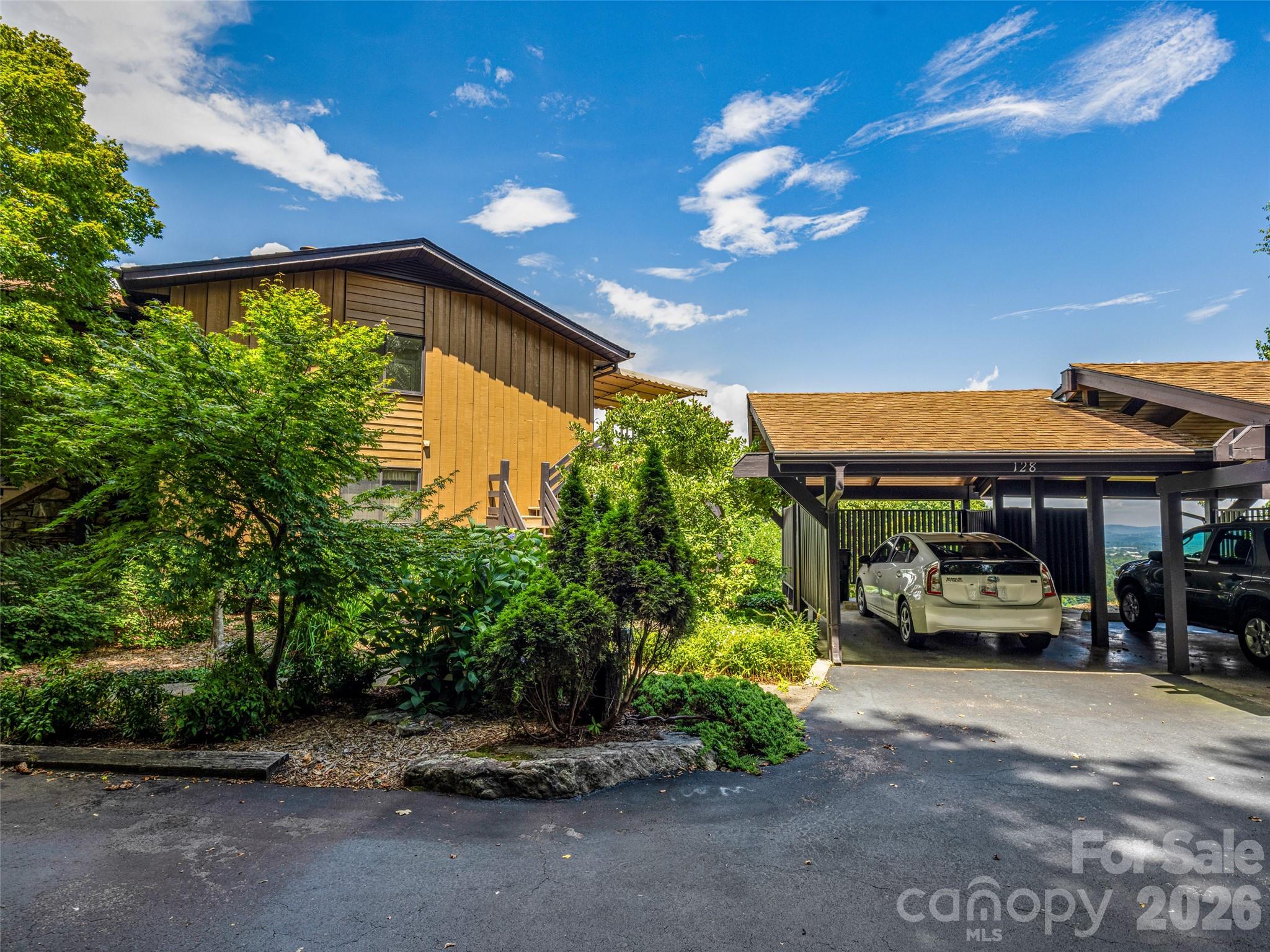 128 Country Ridge Road — Hendersonville