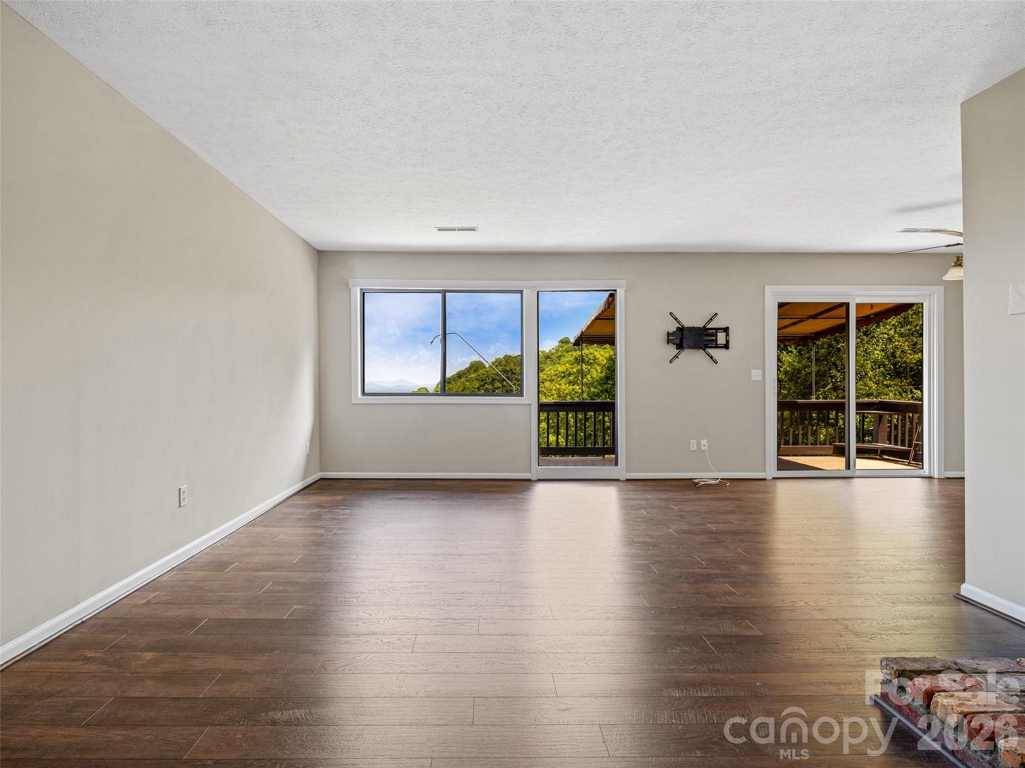 128 Country Ridge Road — Hendersonville