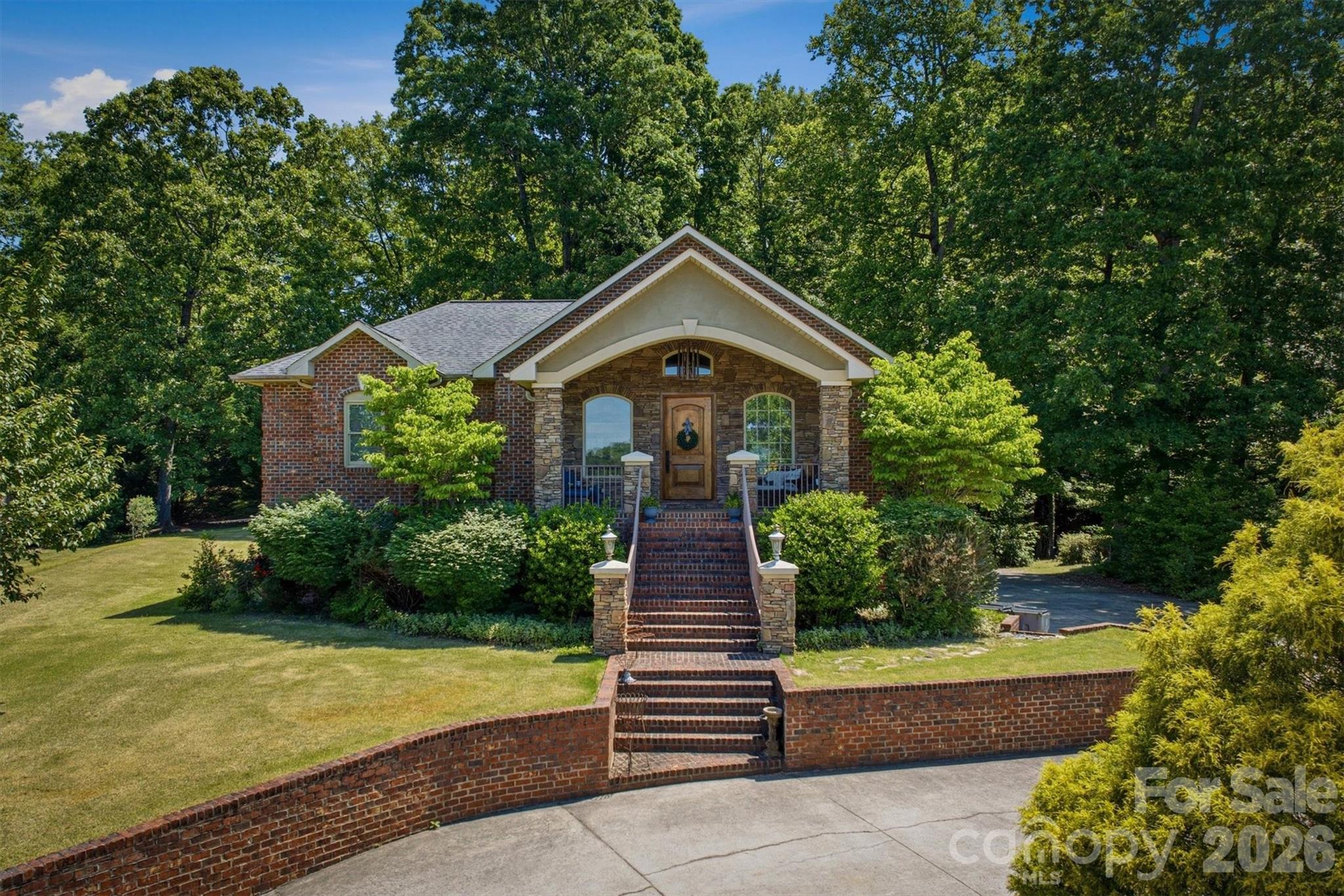 405 Golfview Court — Lenoir