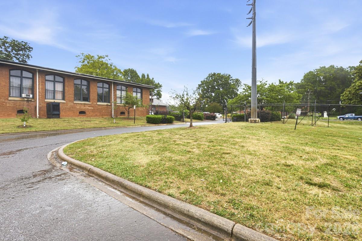 201 S Hoskins Road #219 — Charlotte