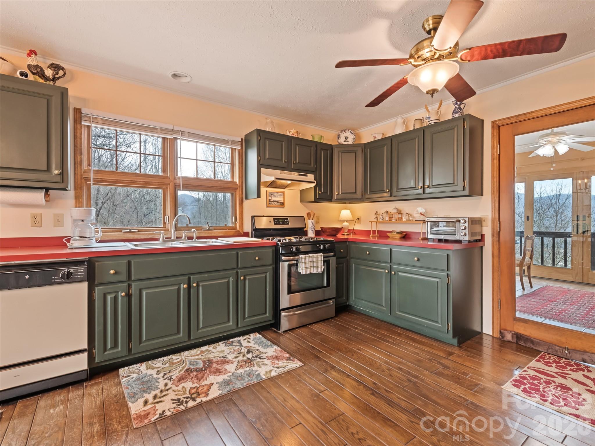 415 Treetop Lane — Waynesville