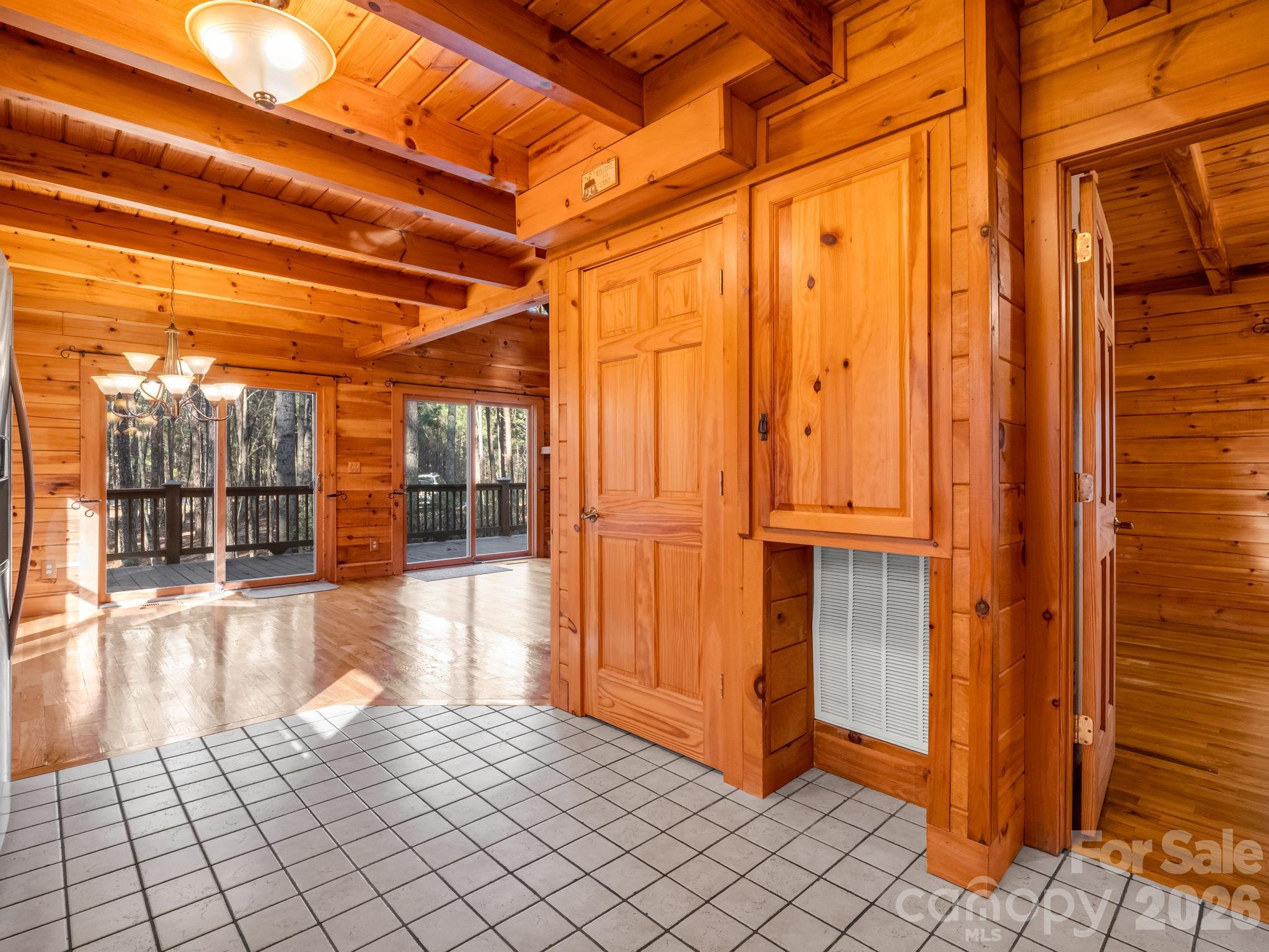 907 Hidden Lake Parkway — Nebo