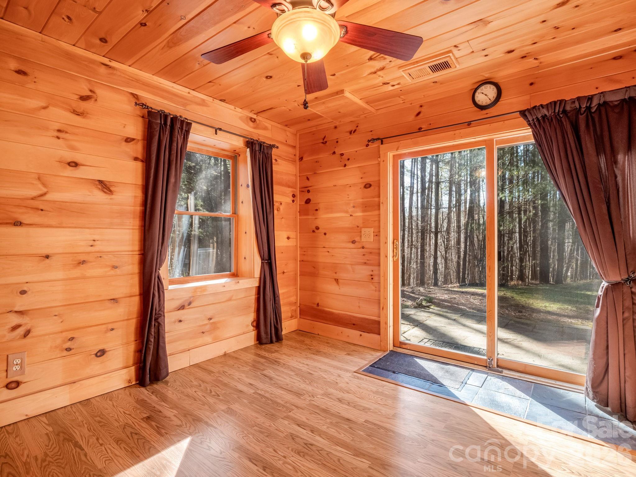 907 Hidden Lake Parkway — Nebo