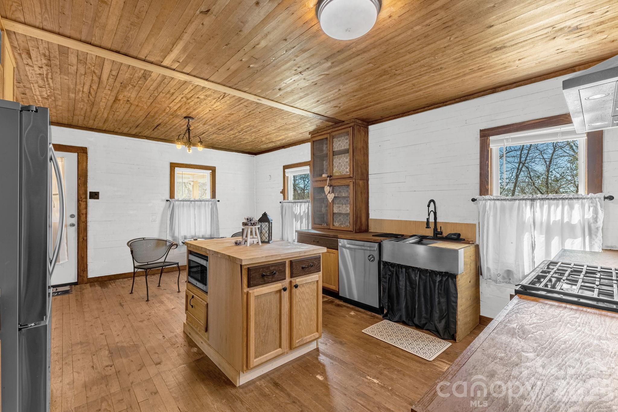 98 Poplar Springs Road — Hiddenite