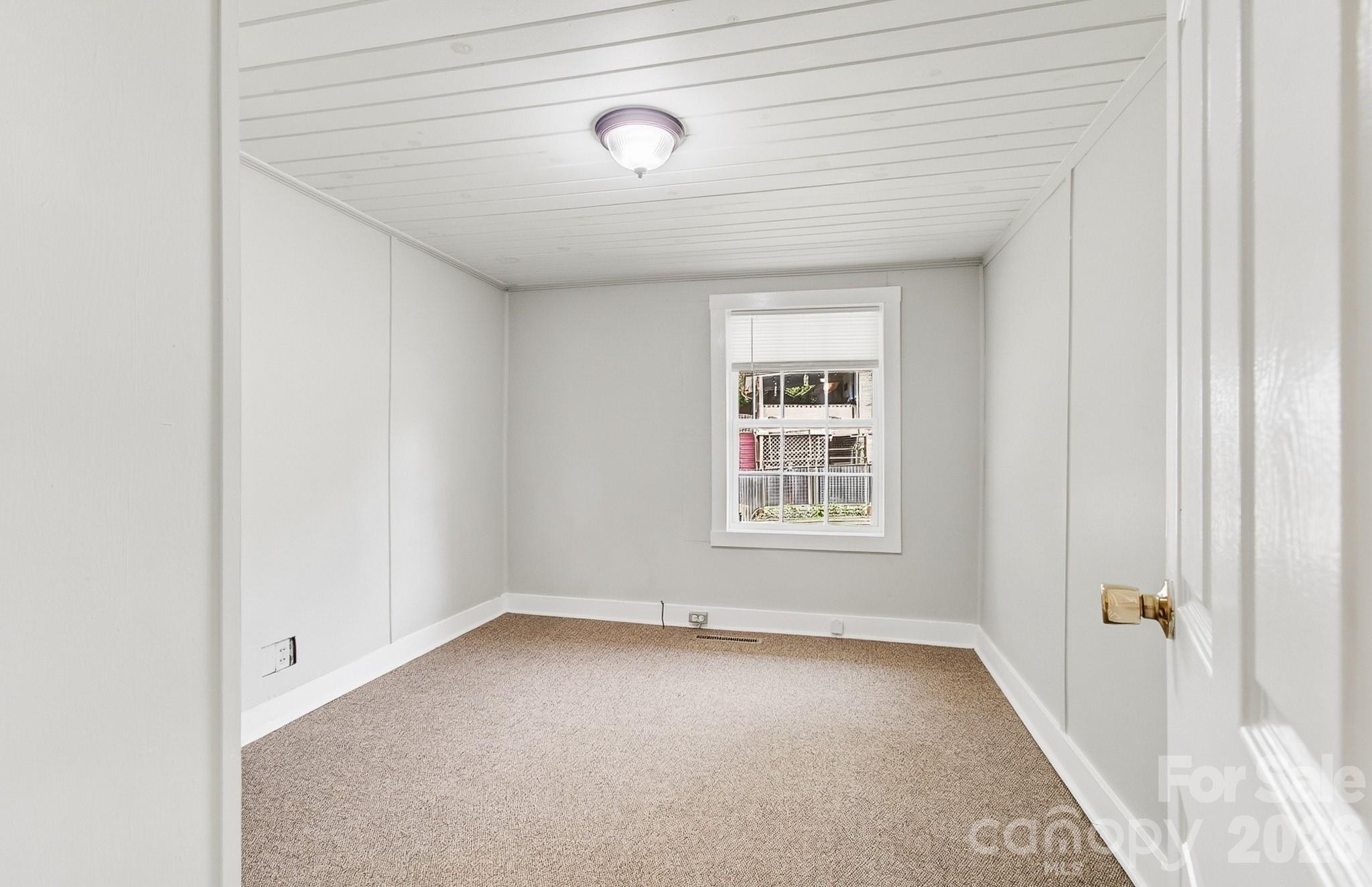 438 Loop Road — Hendersonville