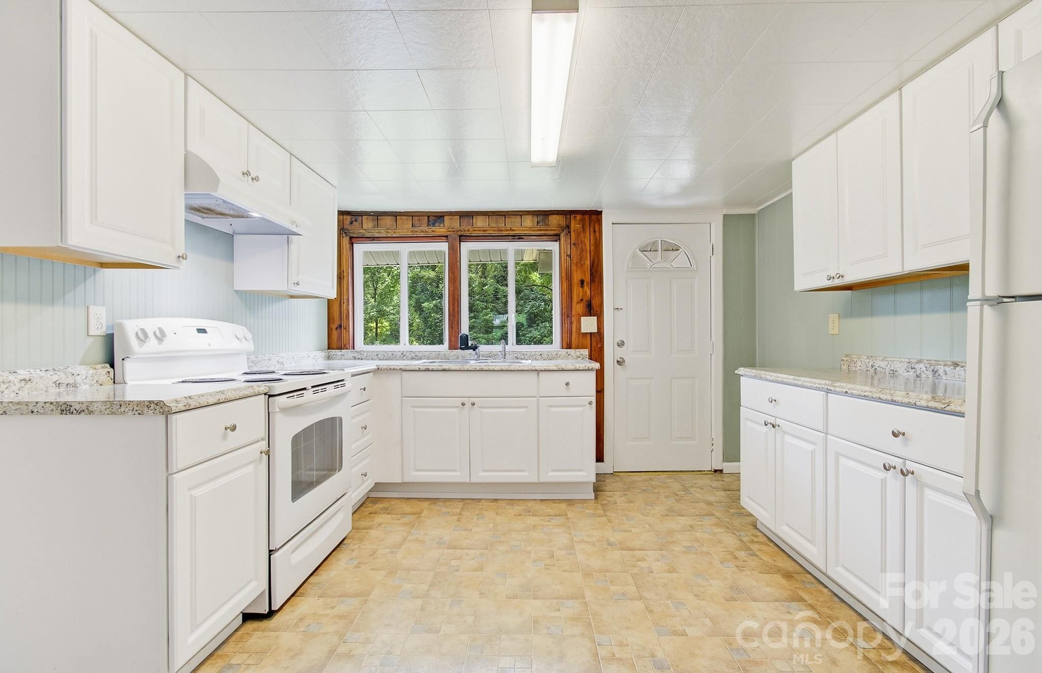 438 Loop Road — Hendersonville