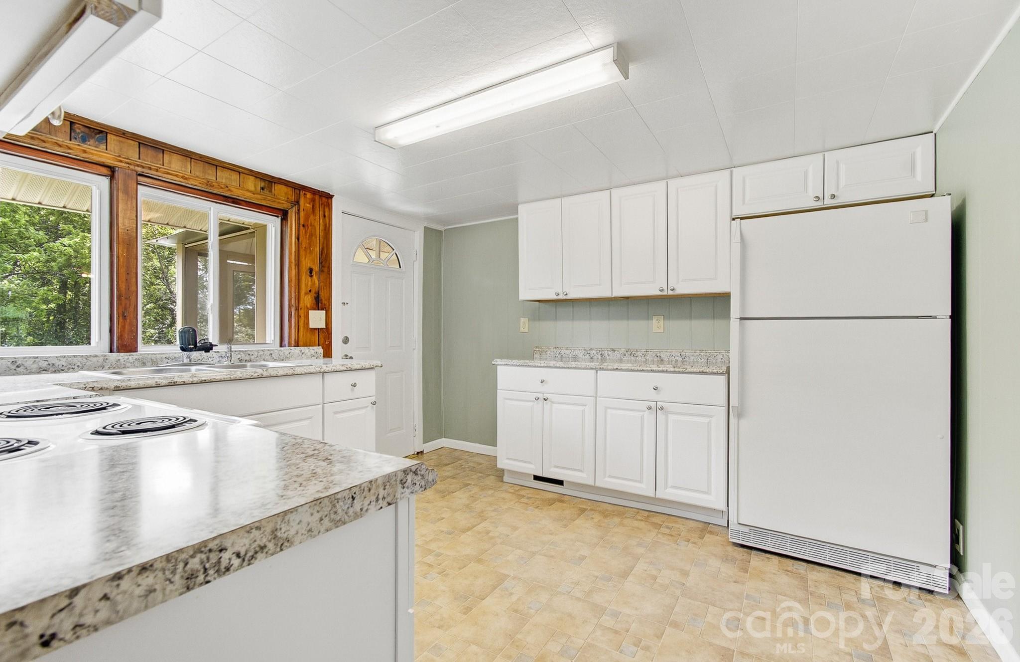 438 Loop Road — Hendersonville
