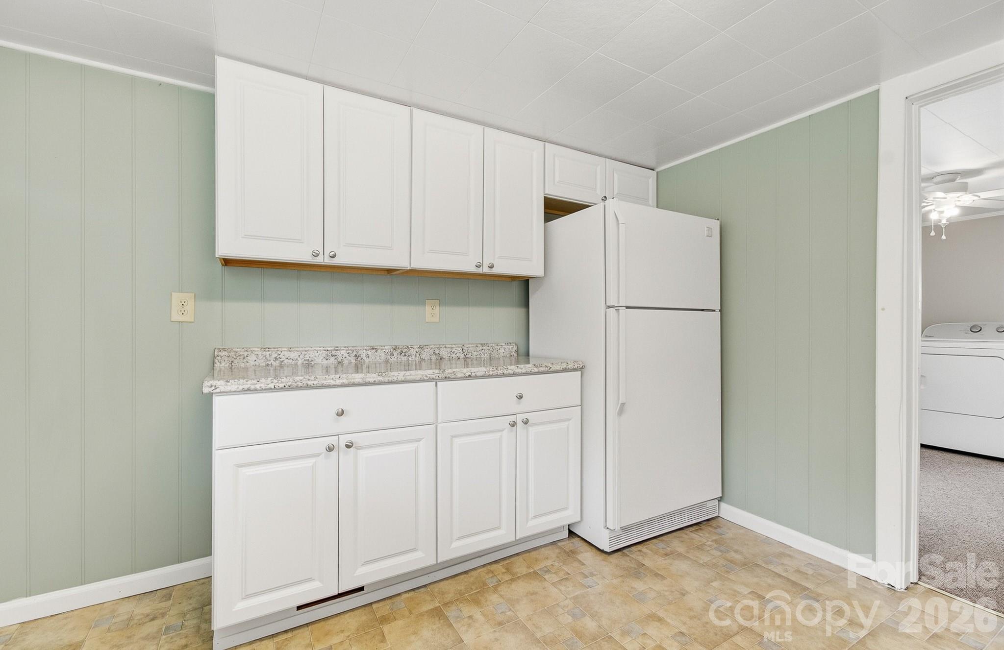 438 Loop Road — Hendersonville