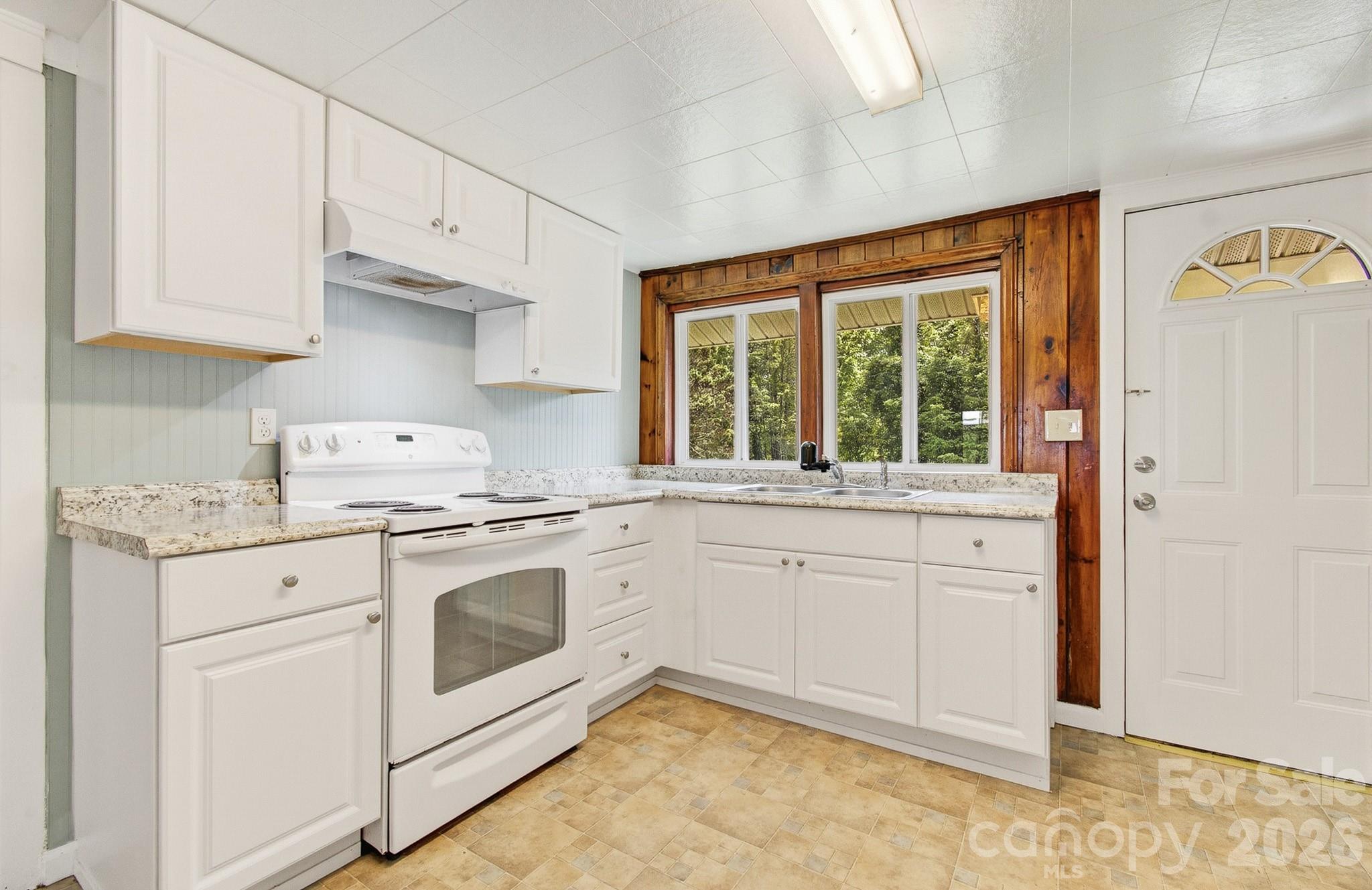 438 Loop Road — Hendersonville
