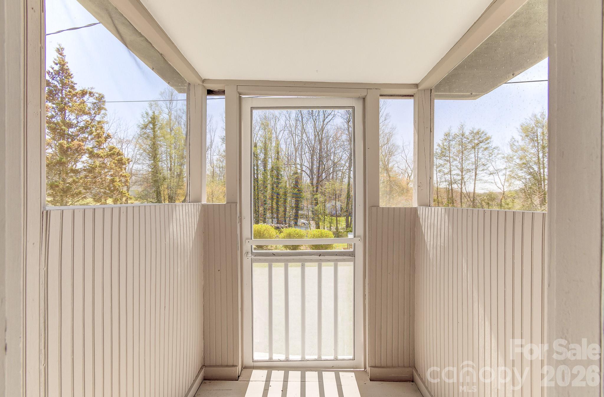 438 Loop Road — Hendersonville