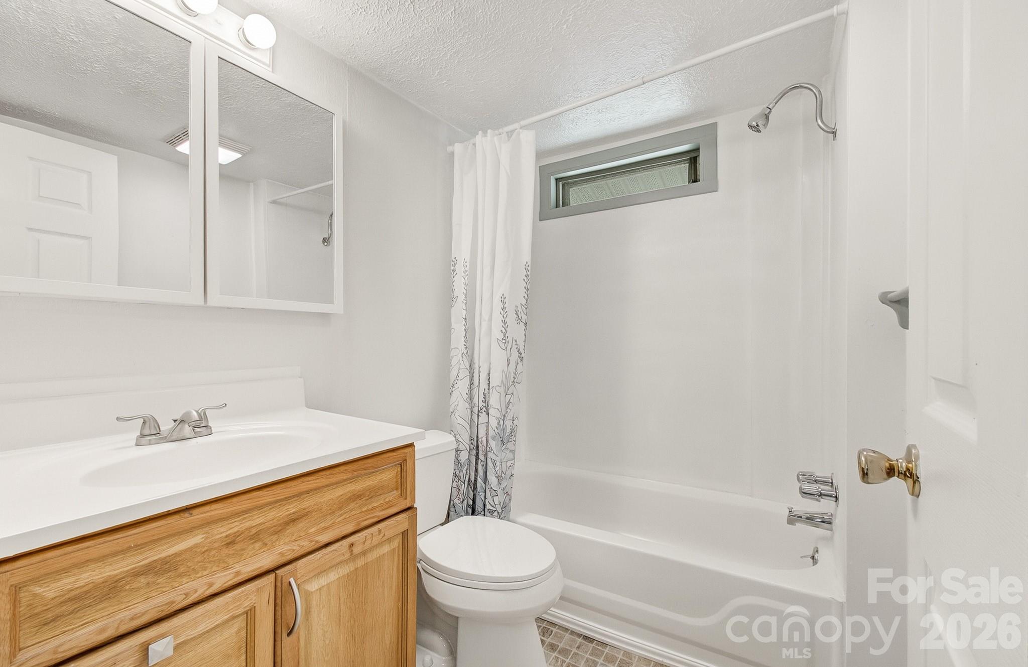 438 Loop Road — Hendersonville