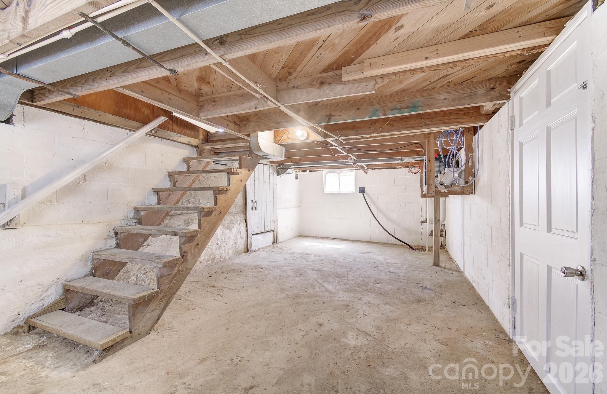 438 Loop Road — Hendersonville