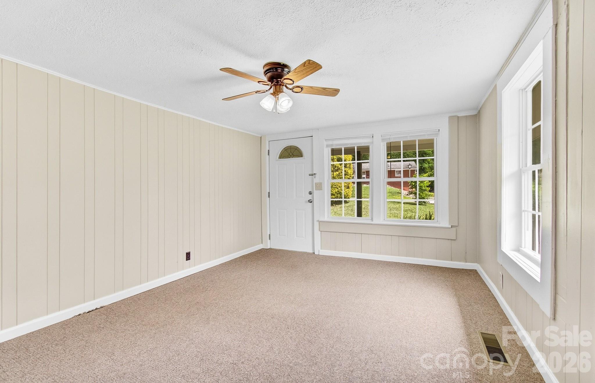 438 Loop Road — Hendersonville