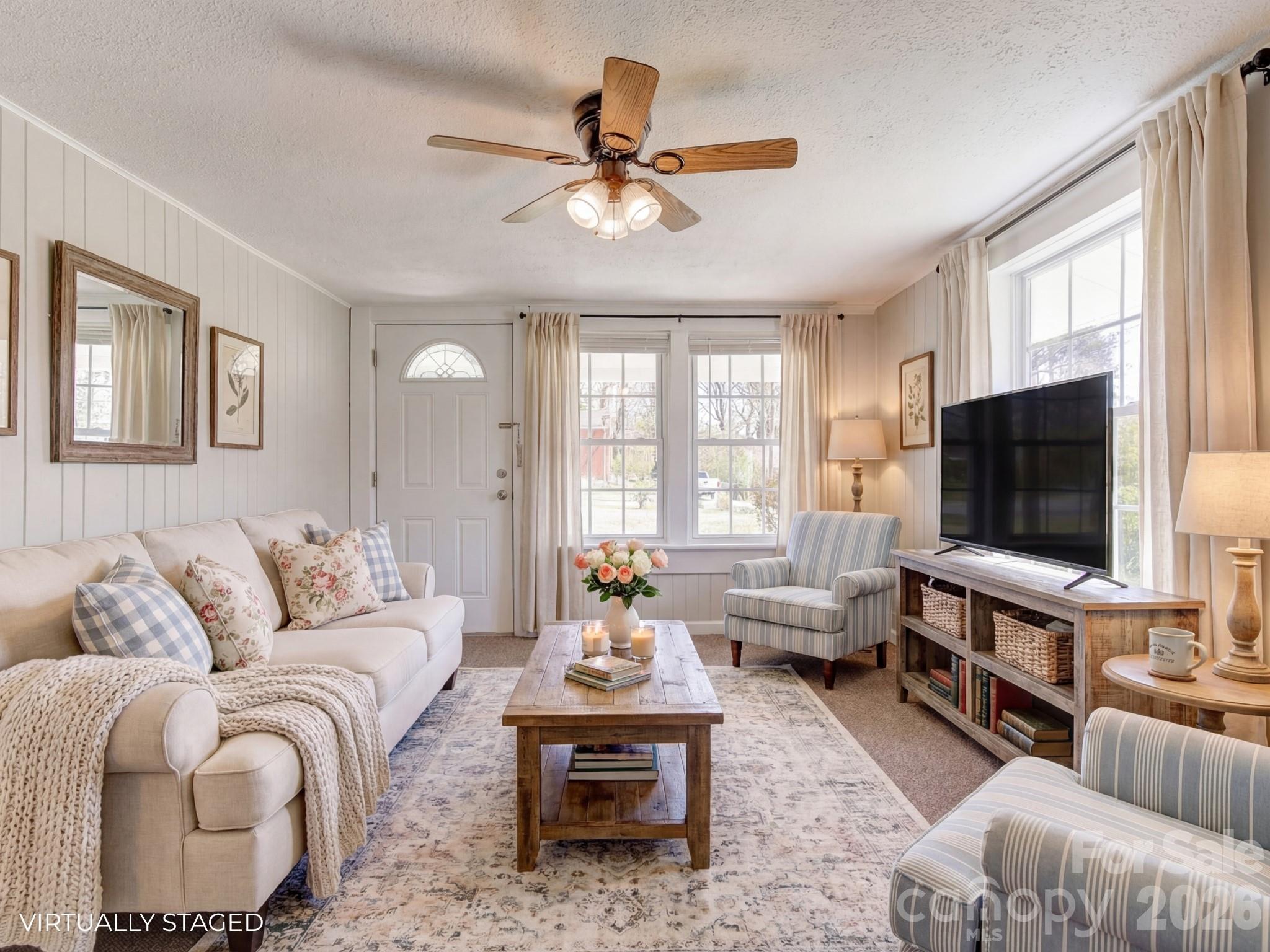 438 Loop Road — Hendersonville